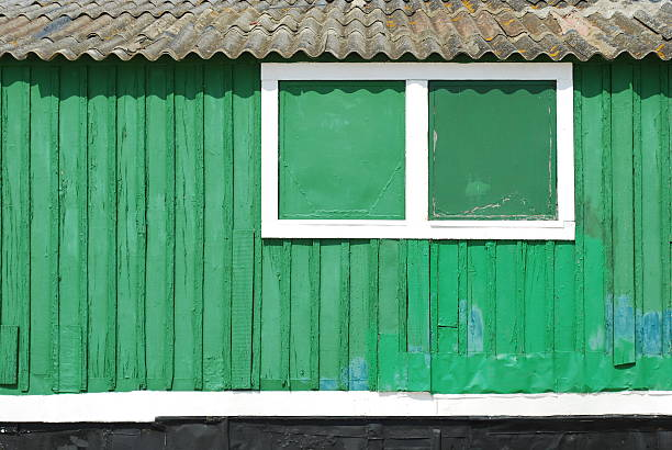Палитра цветов для дома с зеленой крышей: оттенки голубого моря